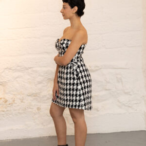 Robe bustier courte pied de coq, vu de côté