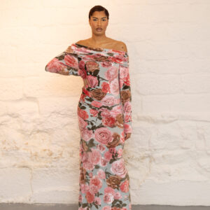 Robe longue à fleurs, épaules dénudées