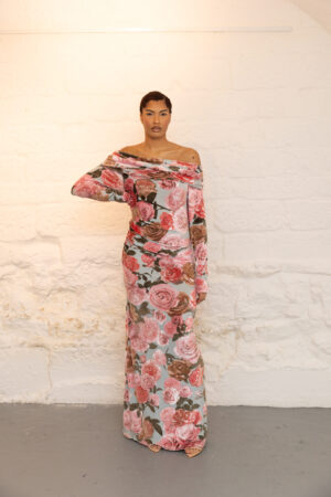 Robe longue à fleurs, épaules dénudées