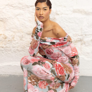 Robe à fleurs, épaule dénudée