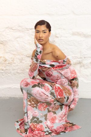 Robe à fleurs, épaule dénudée
