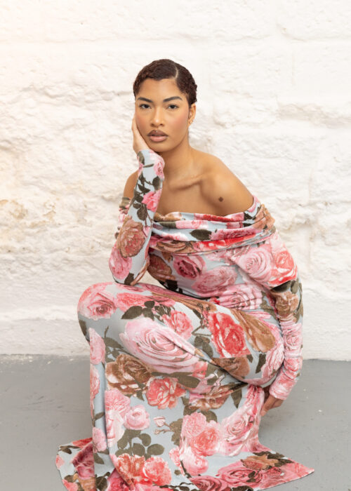 Robe à fleurs, épaule dénudée