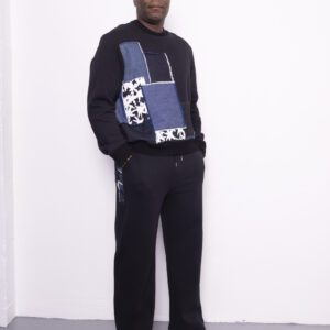 Pull noir aux détails patchwork, assorti à l'ensemble