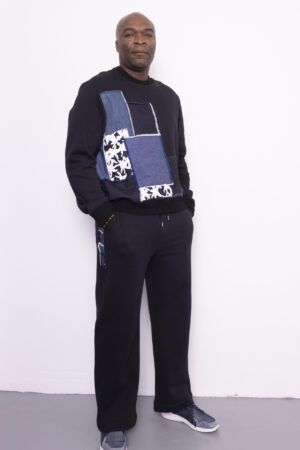 Pull noir aux détails patchwork, assorti à l'ensemble