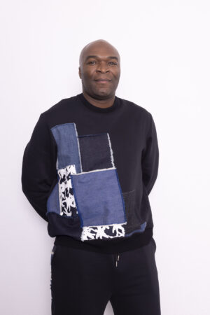 Pull noir avec détails patchwork