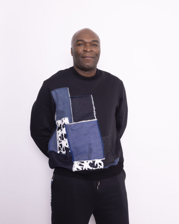 Pull noir avec détails patchwork