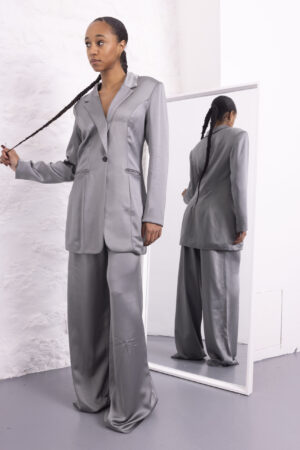 Tailleur satiné blanc – Image 6