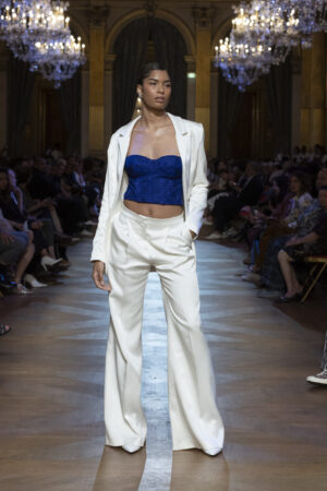 Tailleur blanc satiné, veste ouverte