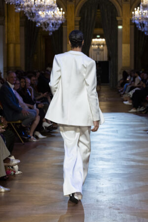 Tailleur satiné blanc vu de dos