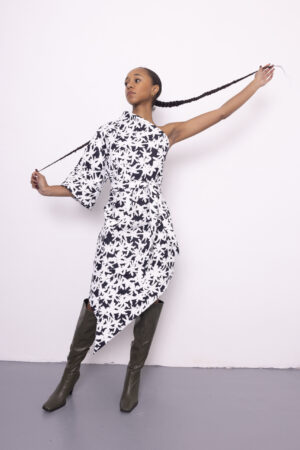 Robe asymétrique en jean enduit blanche, motif noir