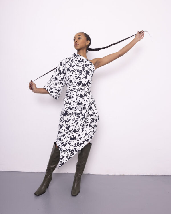 Robe asymétrique en jean enduit blanche, motif noir