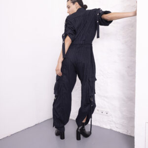 Combinaison rayée vu de dos, manche et bas de pantalon ajustable