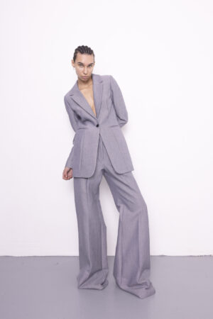 Tailleur en jean vu de face