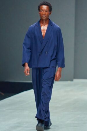 Pantalon droit en laine bleu marine