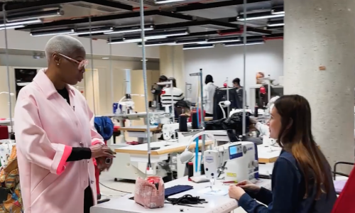 Hawa échange avec son équipe à l'atelier